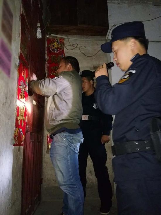 镇江粗心妈妈误将幼女锁家中 民警全城寻开锁师傅开门