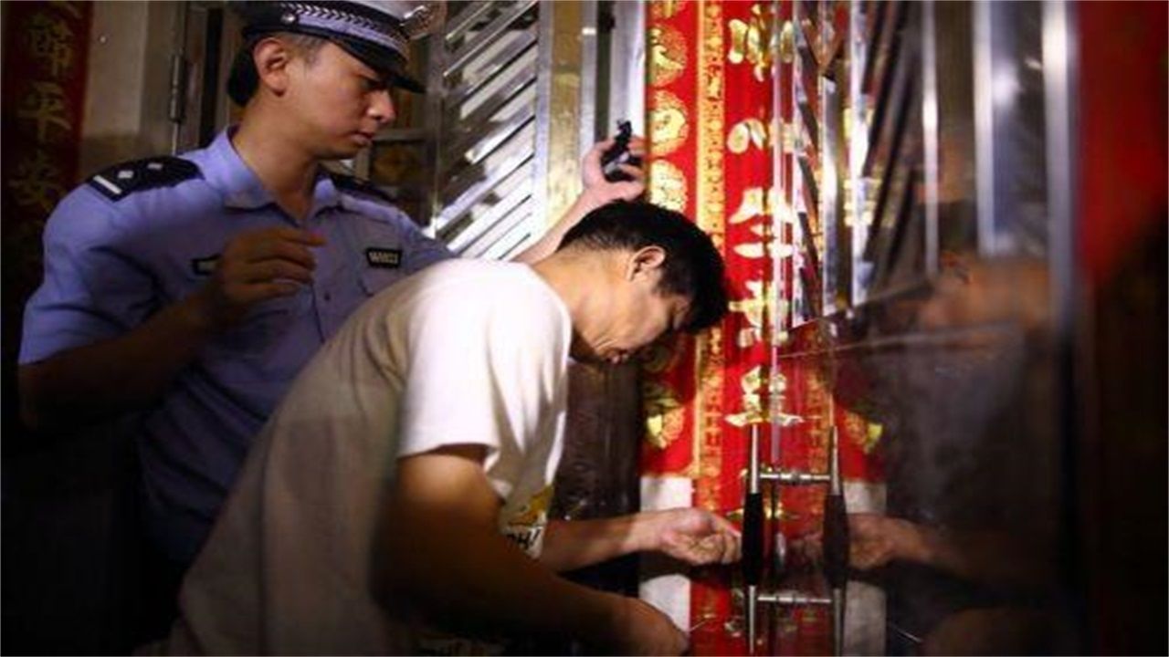 镇江请开锁师傅开了锁后，师傅为什么一般都不进门，就算主人请也不进去？